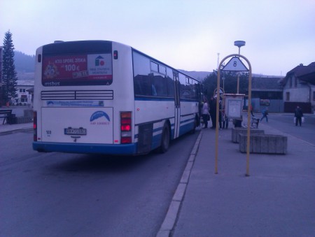 Karosa C954E #RK-709AU pojíma puberťákov do Meanderparku (Autor: Warri)
